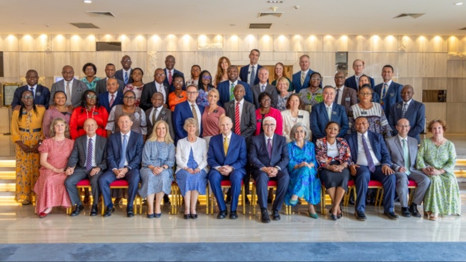 Elder et Sister Renlund à la fin de la réunion de formation des présidents des missions  