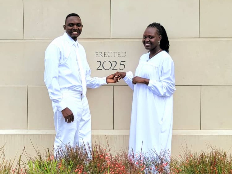 Peter Moses Gimeyi Ndigavania et Concy Mundrua Kadabara à l’extérieur dutemple de Nairobi, au Kenya. Le 20 mai 2025